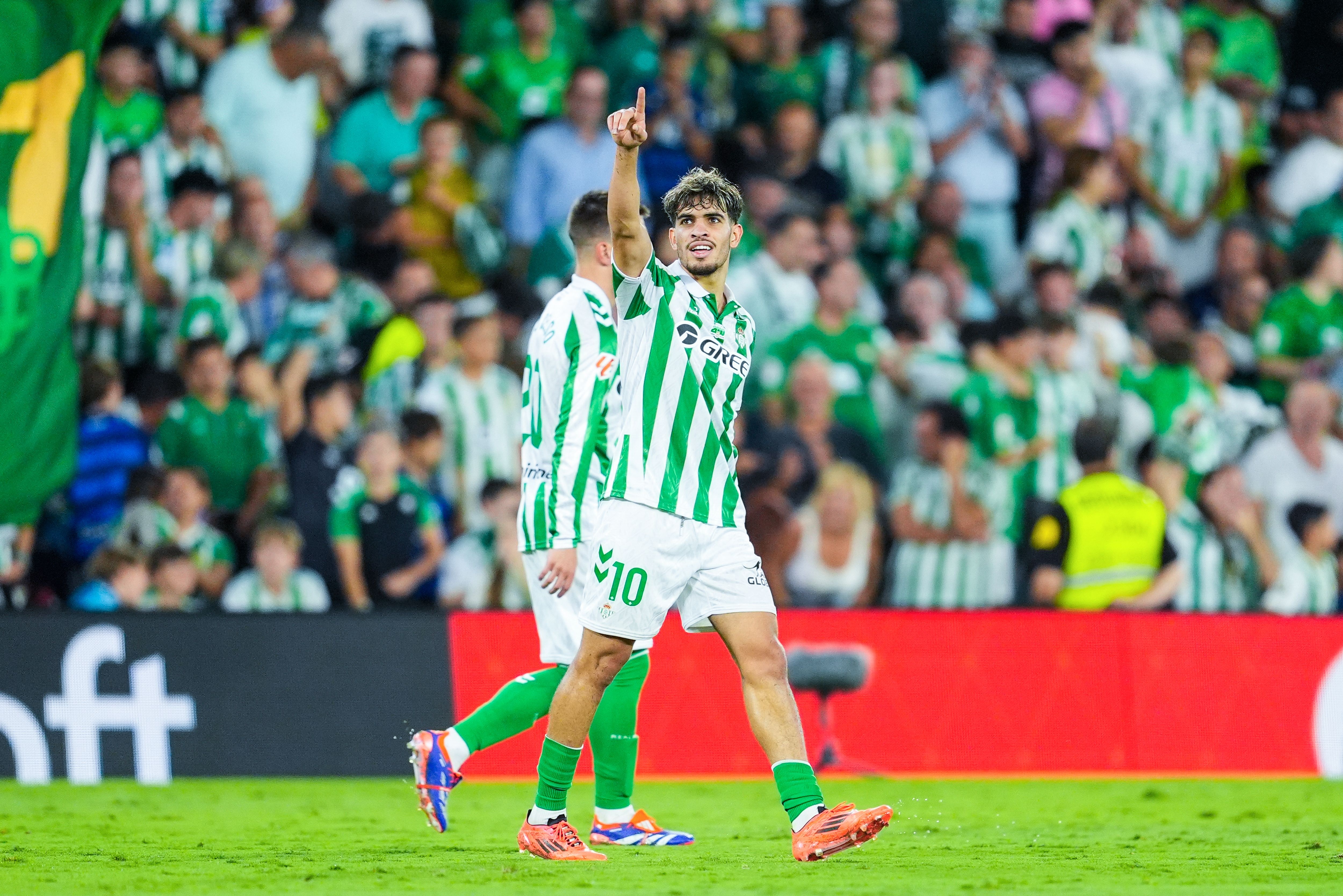 电竞世界杯-阿斯：贝蒂斯边锋阿布德已从脚踝重伤中走出，参与了周三的训练