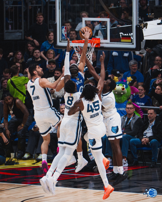 ewc-快攻反击中一打四！隔扣四名防守人！NBA年度最佳扣篮来了！